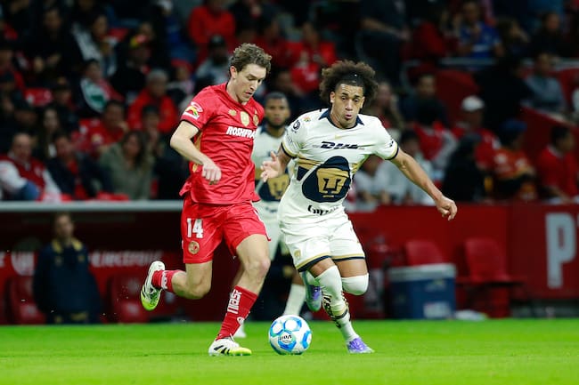 Marcel Ruiz de Toluca y Adalberto Carrasquilla de of Pumas