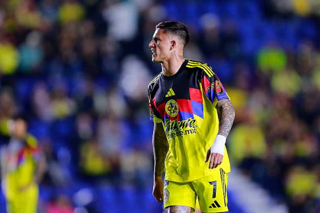 Brian Rodríguez ante Rayados en el Ciudad de los Deportes