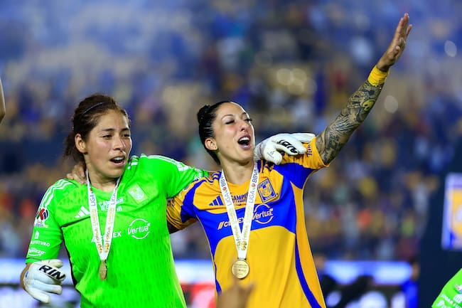 Festejo de Jennifer Hermoso tras ganar el Campeón de Campeonas