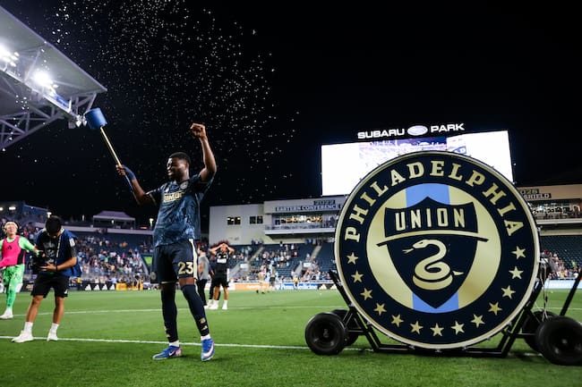 Ezekiel Alladoh festejando con la afición