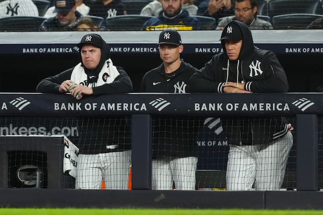 Aaron Judge viendo a su equipo desde el dugout