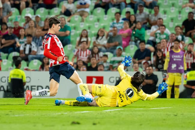 Armando González y Carlos Acevedo de , EN la jornada 4 entre Santos Laguna y Chivas como parte del Torneo Apertura 2025 de la Liga MX