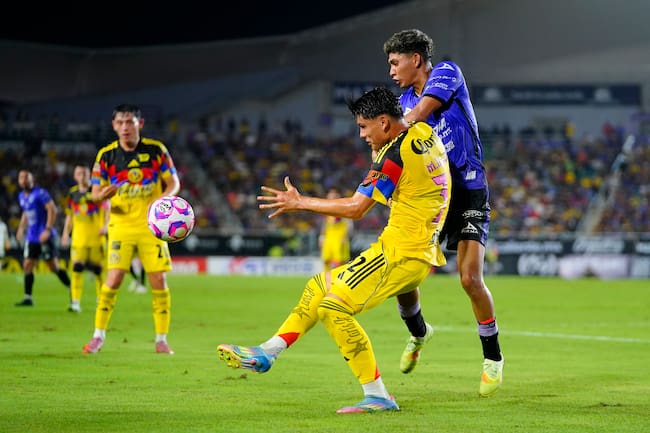 Miguel Vázquez del América y Jesús Hernández de Mazatlán disputan el balón durante el partido de la jornada 15 entre Mazatlán FC y América