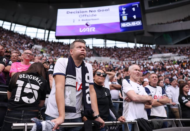 Los aficionados empezaron a abandonar el estadio tras el tercer tanto del Aston Villa