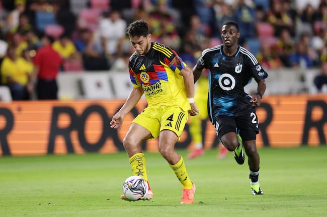 Sebastián Cáceres jugando ante el Minnesota United FC