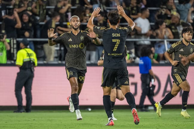 Celebración de Denis Bouanga y Son Heung-Min