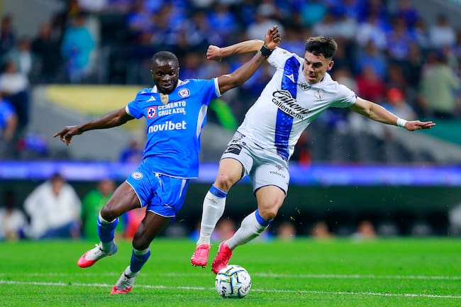 Christian Ebere disputando el balón con Facundo Almada