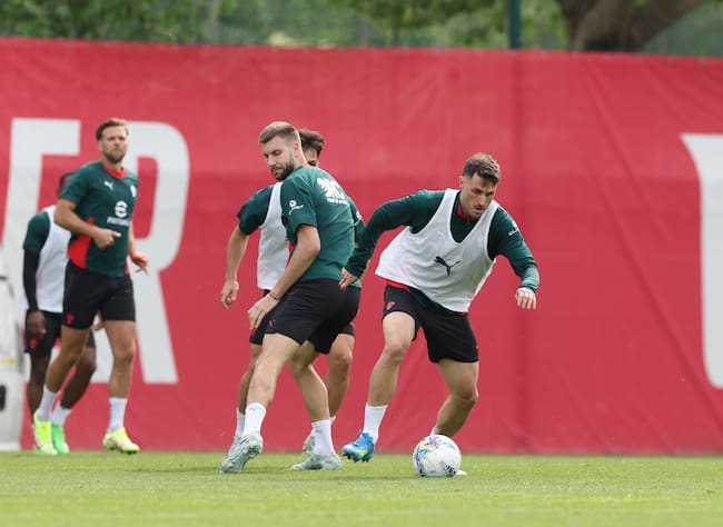 Santiago Giménez en el entrenamiento del Milan
