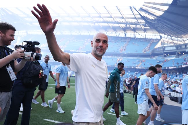 Pep Guardiola despidiéndose de la afición del Manchester City