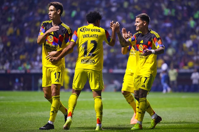 Violante celebra su gol