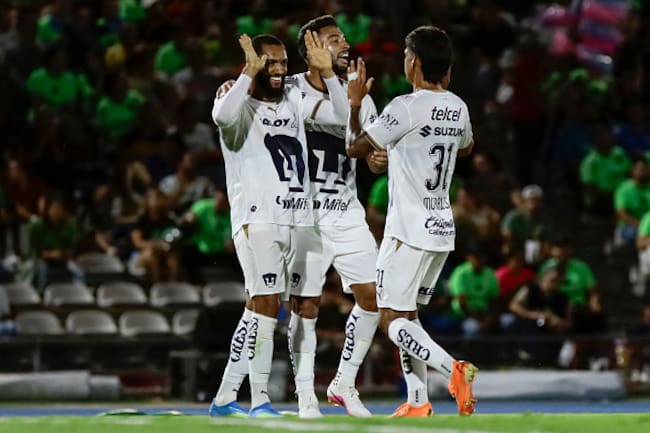 Pumas celebra gol
