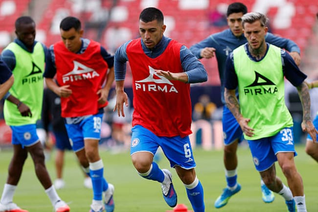Erik Lira preparando el juego ante Atlético San Luis