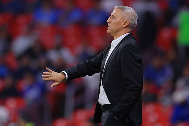 Hernán Crespo dirigiendo a Atlas