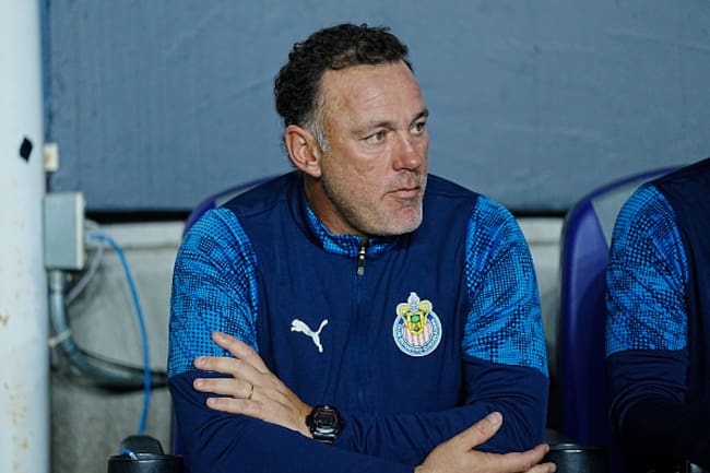 Gabriel Milito dirigiendo a Chivas