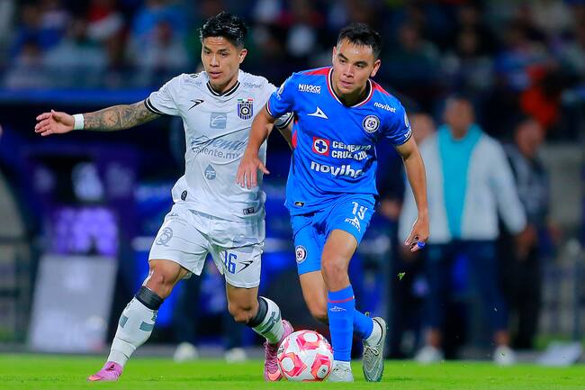 Ángel Zapata de Querétaro y Carlos Rodríguez de Cruz Azul disputan el balón durante el partido de la Jornada 10 entre Cruz Azul y Querétaro, como parte del Torneo Apertura 2025 de la Liga MX