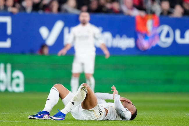 Kylian Mbappé, delantero centro del Real Madrid yace lesionado sobre el terreno de juego durante el partido de LaLiga entre CA Osasuna y el Real Madrid CF en el Estadio El Sadar
