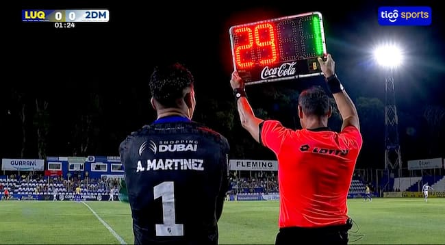 Juan Armoa sale de cambio por Ángel Martínez. después de solo 120 segundos en el partido