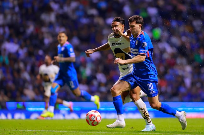 Nathan Silva de Pumas UNAM y José Paradela de Cruz Azul disputan el balón durante el partido de la Jornada 17 entre Cruz Azul y Pumas UNAM, correspondiente al Torneo Apertura 2025 de la Liga MX,