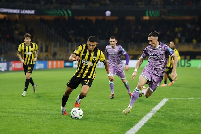 Orbelín Pineda durante un partido de la UEFA Conference League