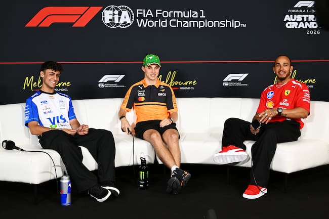 Arvid Lindblad, Oscar Piastri y Lewis Hamilton of Great Britain en la conferencia de prensa de pilotos durante las previas al Gran Premio de Australia de F1 en el Circuito del Gran Premio de Albert Park,