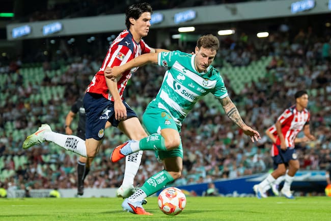 : José Castillo de Chivas y Bruno Barticciotto de Santos disputan el balón antes del partido de la jornada 4 Torneo Apertura 2025 de la Liga MX
