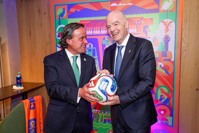 Arriola e Infantino durante el amistoso entre México y Portugal