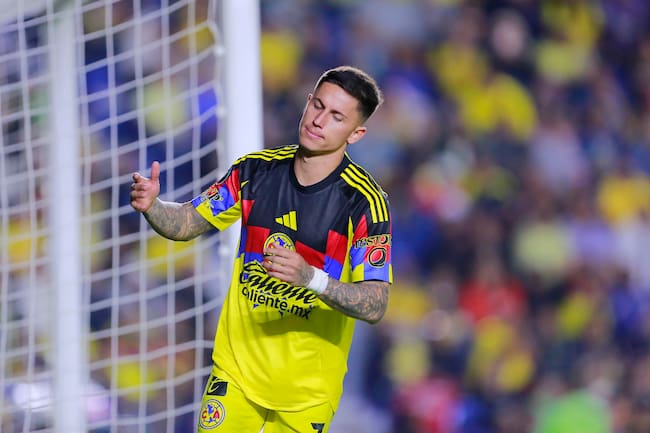 Brian Rodríguez con la playera del América