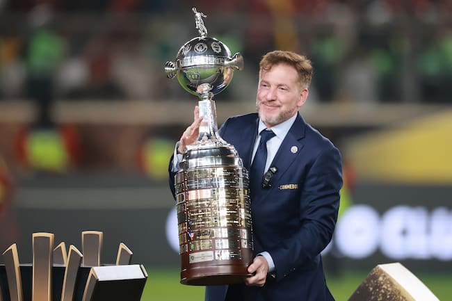 Presidente de la Conmebol con el trofeo de la Copa Libertadores