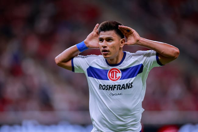 Festejo de Jesús Gallardo tras anotarle a las Chivas