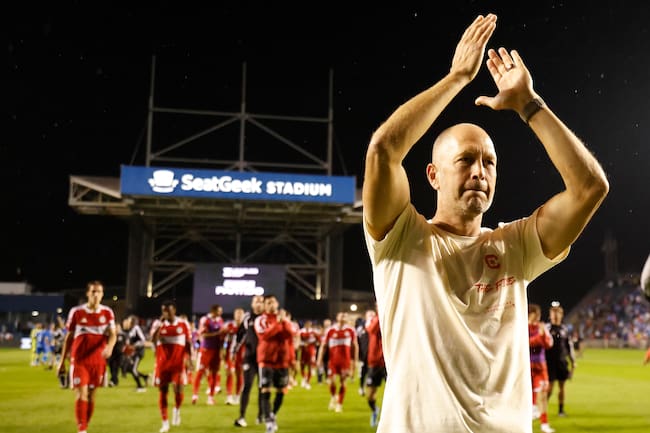 Gregg Berhalter y los jugadores del Chicago Fire después de ganarle al Cruz Azul