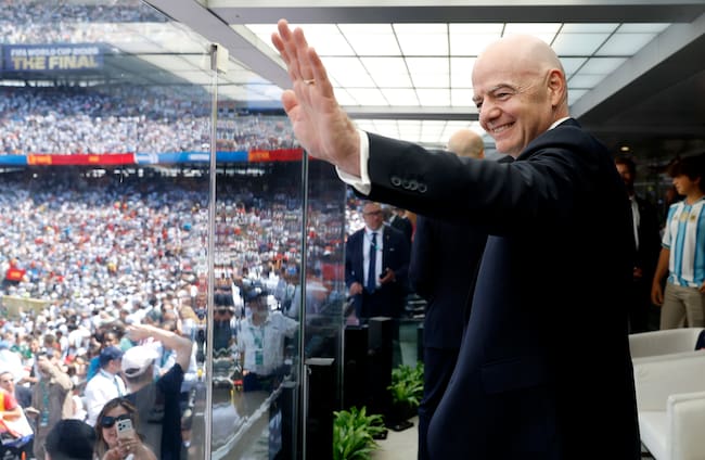 Infantino saludando al público en el Final del Mundial 2026
