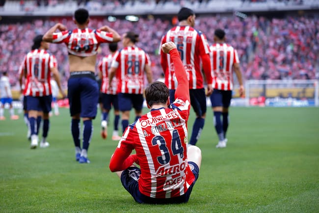 Armando González de Chivas celebra tras anotar el segundo gol de su equipo durante el partido de la jornada 17 entre Chivas y Monterrey, como parte del Torneo Apertura 2025 de la Liga MX