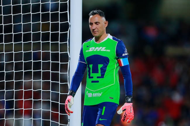 Keylor Navas, guardameta de Pumas UNAM, observa durante el partido correspondiente a la Jornada 9 entre Pumas UNAM y Toluca como parte del Torneo Clausura 2026 de la Liga MX en el Estadio Olímpico Universitario, el 3 de marzo de 2026