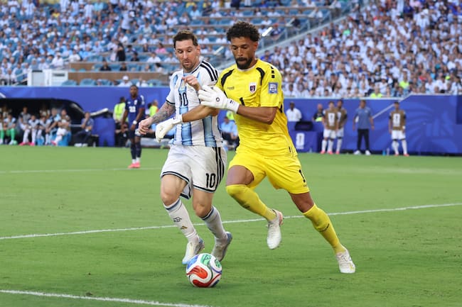 Lionel Messi y Vozinha disputando el balón