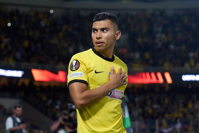 Orbelín Pineda disputando un juego de la UEFA Europa League