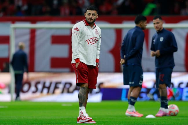 Alexis Vega de Deportivo Toluca Fútbol Club observa previo al partido de vuelta de las semifinales entre Deportivo Toluca