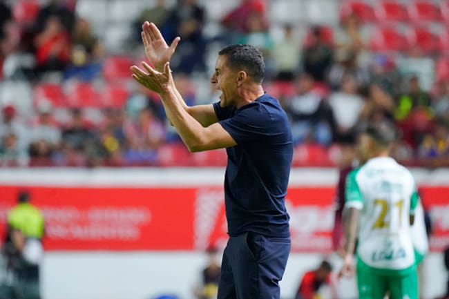 Francisco Rodríguez dirigiendo a Santos Laguna