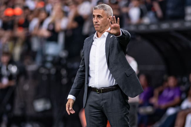 Hernán Crespo dirigiendo el partido entre Corinthians y São Paulo