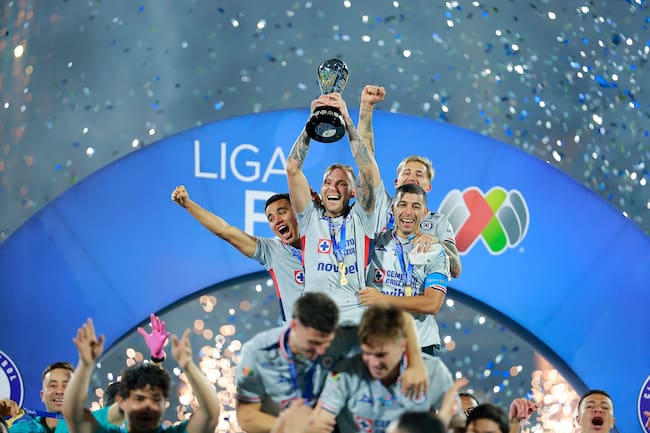 Cruz Azul levantando su noveno título