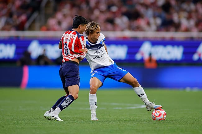 Omar Govea y Sergio Canales durante el partido de la jornada 17 entre Chivas y Monterrey, como parte del Torneo Apertura 2025 de la Liga MX