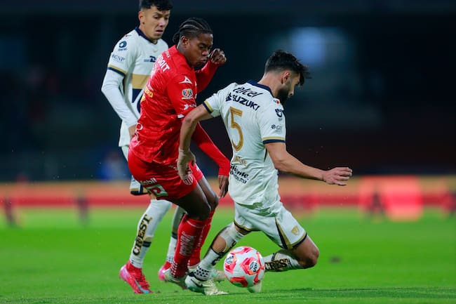 Kevin Ante de Necaxa y Rubén Duarte de Pumas disputan el balón durante el partido de la Jornada 4 entre Pumas UNAM y Necaxa, como parte del Torneo Apertura 2025 de la Liga MX, en el Estadio Olímpico Universitario