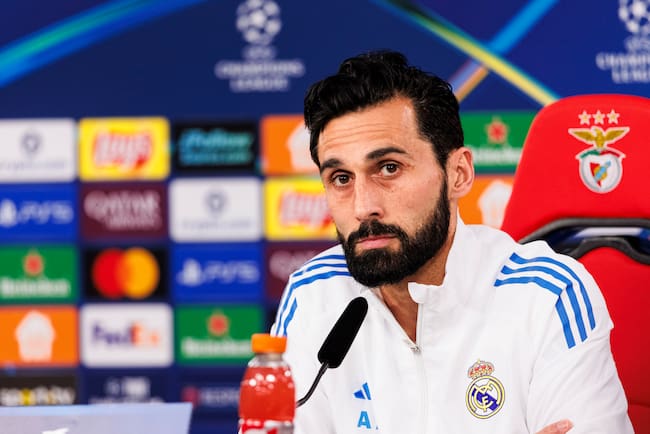Álvaro Arbeloa, director técnico del Real Madrid, camina sobre el campo durante el entrenamiento del Real Madrid