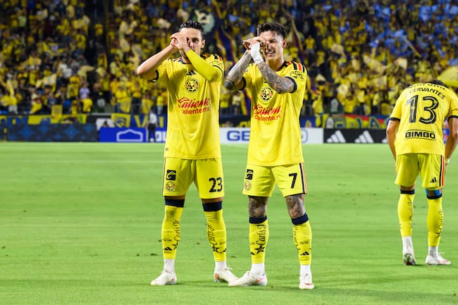 Festejo de Brian Rodríguez y Raphael Veiga contra Columbus Crew