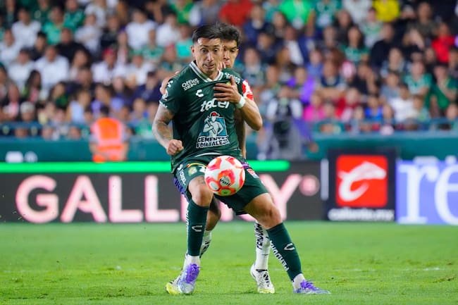 Rodrigo Echeverría de León y José Castillo de Chivas disputan en la jornada 2, León y Chivas, como parte del Torneo Apertura 2025 de la Liga MX,