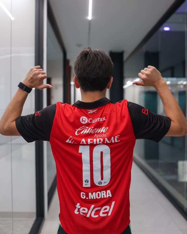 Gilberto Mora usará el dorsal 10.