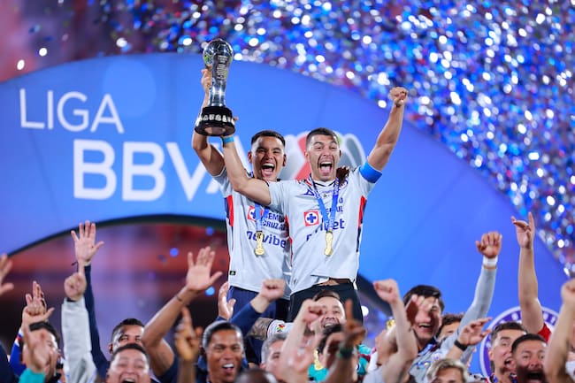 Lira levantando el trofeo de la Décima
