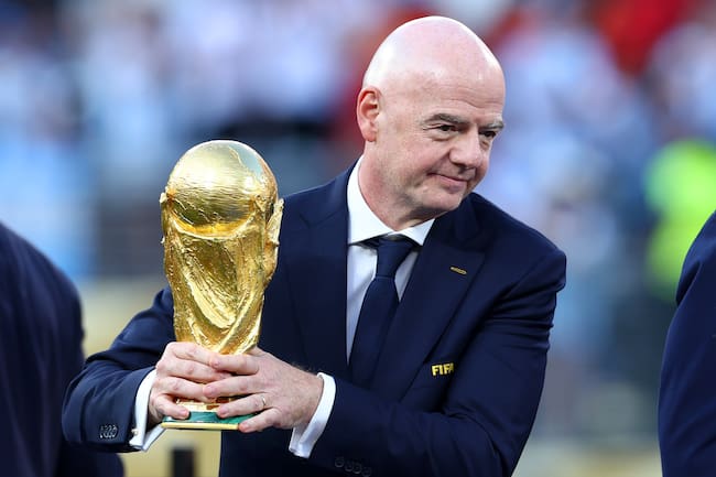 Gianni Infantino con la Copa del Mundo