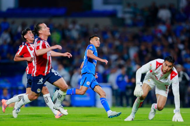 Charly Rodríguez en ofensiva vs Chivas