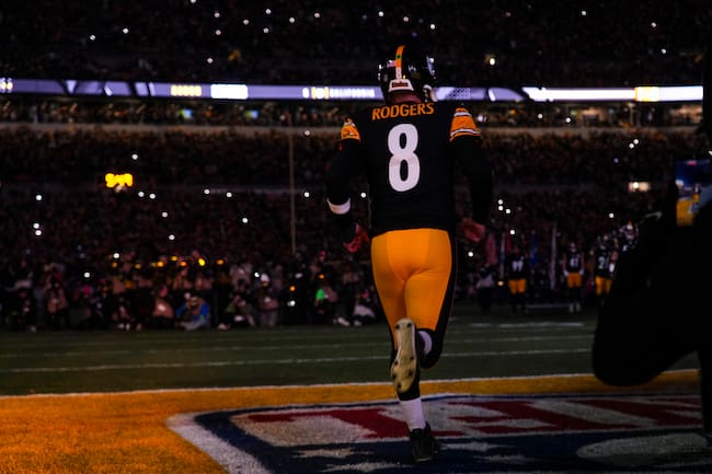 Aaron Rodgers saliendo del túnel previo al juego de Comodines ante los Texans