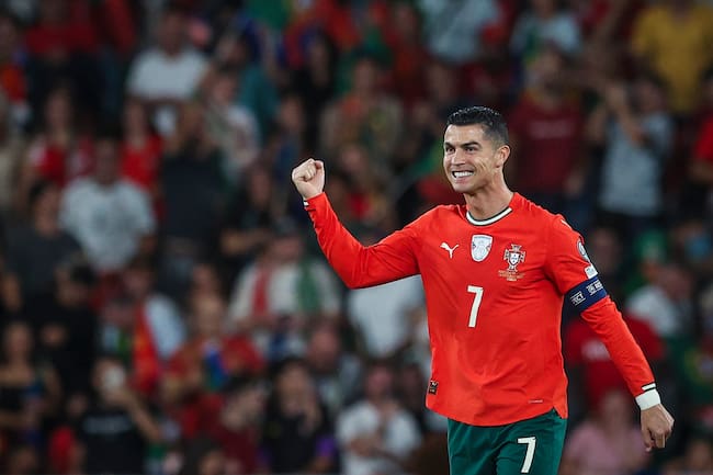 Cristiano Ronaldo de Portugal celebra tras anotar el primer gol de su equipo durante el partido de clasificación para la Copa Mundial de la FIFA 2026 entre Portugal y Hungrí